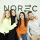 Fire unge arbeidstakere hos Norec ler og smiler mot kamera