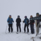 Fem unge mennesker på ski på toppen av Steinheia